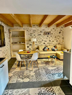 GITE LES ROMAINS 2/4p au coeur du village classé d'ALBA LA ROMAINE